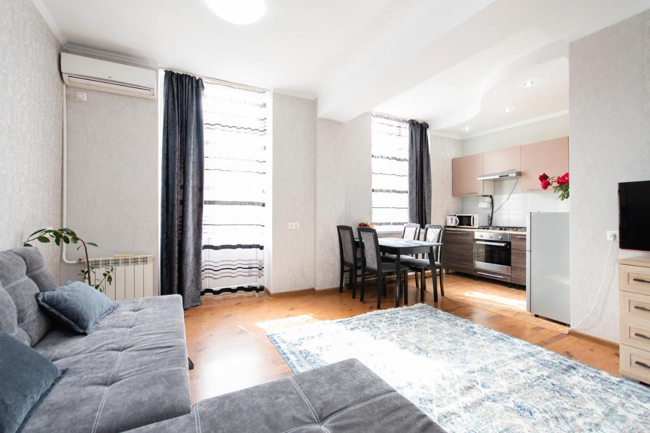 Comfortable Apartment In The Golden Square. Ałma Ata Zewnętrze zdjęcie