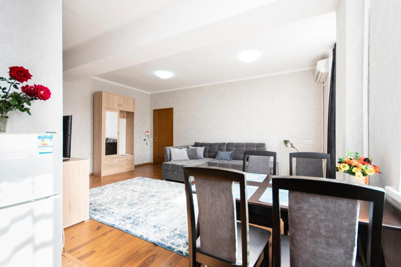 Comfortable Apartment In The Golden Square. Ałma Ata Zewnętrze zdjęcie